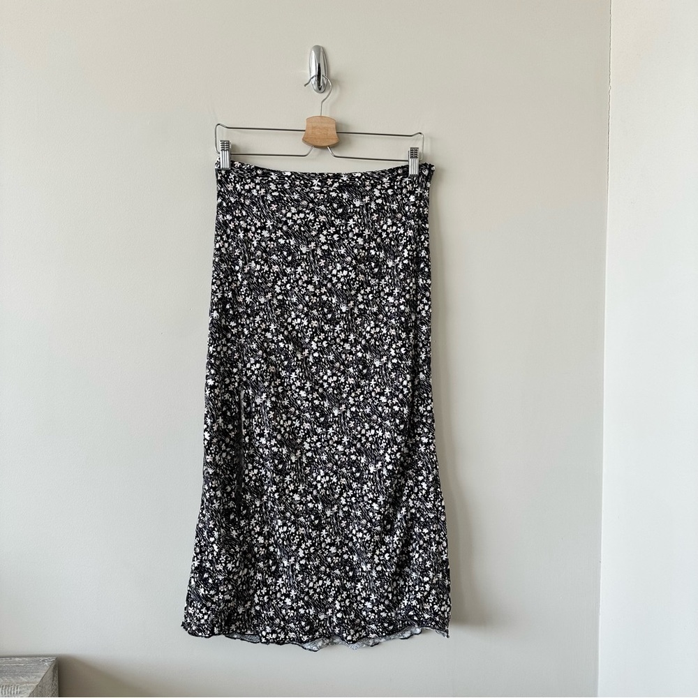 URBAN Outfitters-Floral Midi Skirt With Slit (Size: Medium)